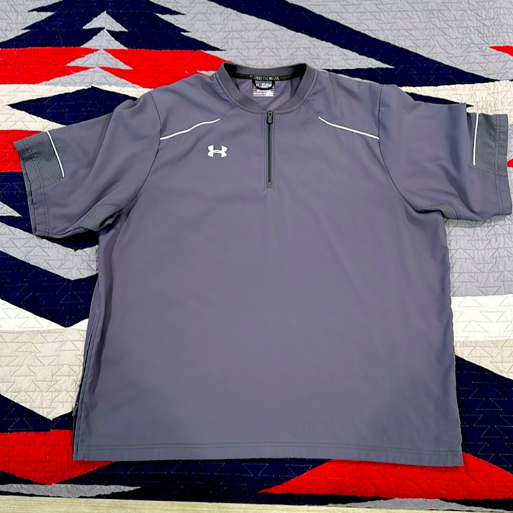 Men’s Under Armor baseball warm up. Gray short sleeve 2XL